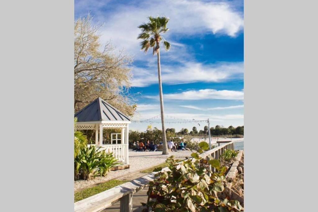 Sea Breeze, Studio 510, Beach Steps Away!+Pool+Wifi ラスキン エクステリア 写真