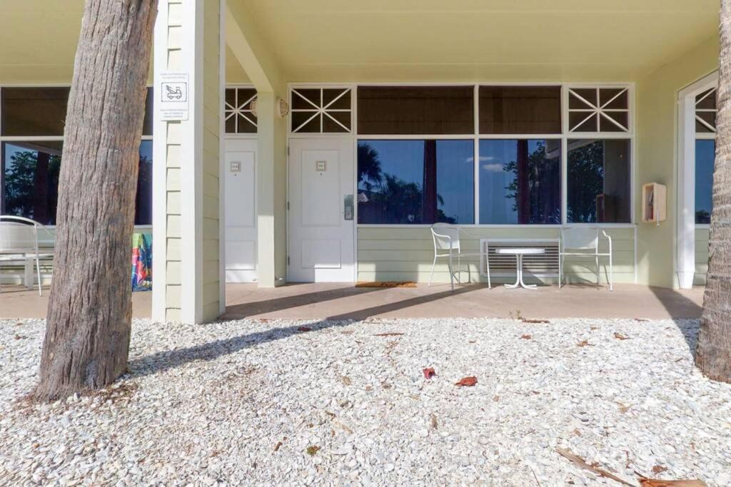 Sea Breeze, Studio 510, Beach Steps Away!+Pool+Wifi ラスキン エクステリア 写真
