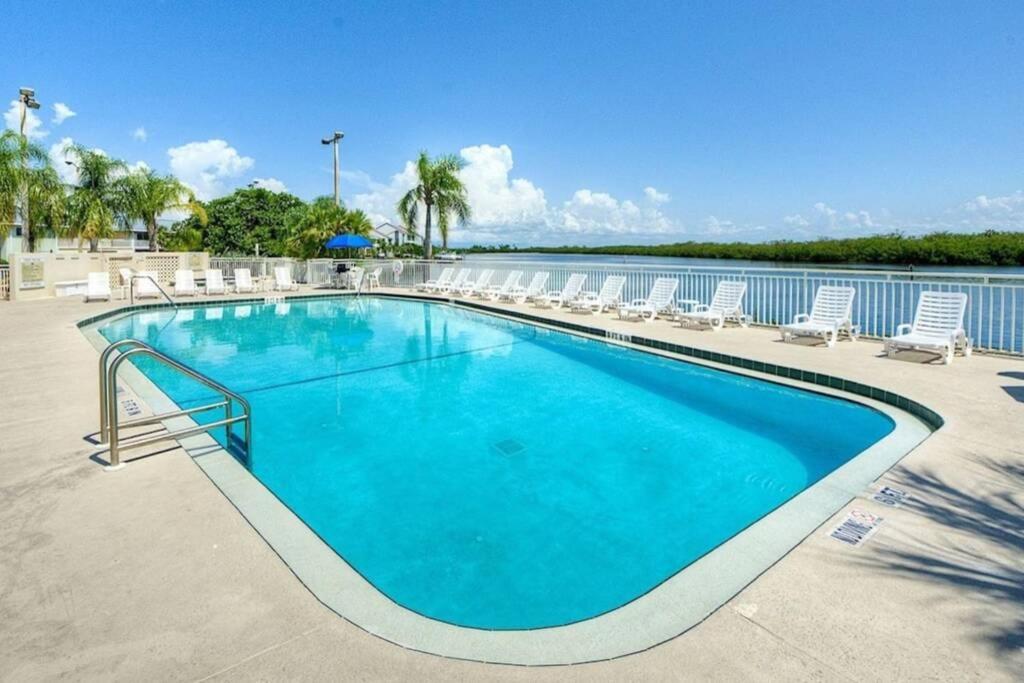 Sea Breeze, Studio 510, Beach Steps Away!+Pool+Wifi ラスキン エクステリア 写真