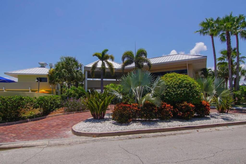 Sea Breeze, Studio 510, Beach Steps Away!+Pool+Wifi ラスキン エクステリア 写真