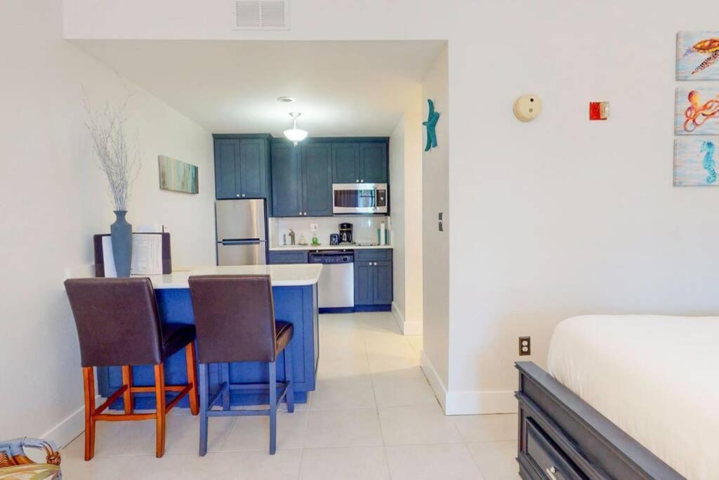 Sea Breeze, Studio 510, Beach Steps Away!+Pool+Wifi ラスキン エクステリア 写真