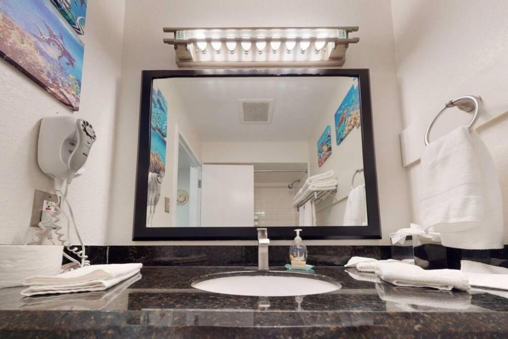 Sea Breeze, Studio 510, Beach Steps Away!+Pool+Wifi ラスキン エクステリア 写真