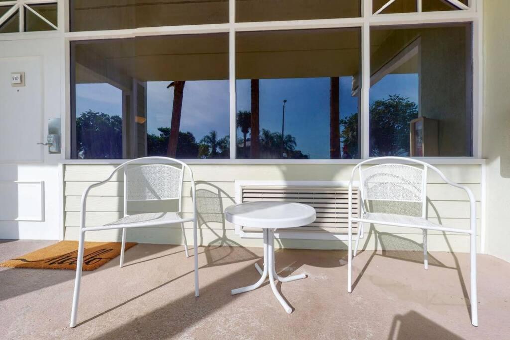 Sea Breeze, Studio 510, Beach Steps Away!+Pool+Wifi ラスキン エクステリア 写真
