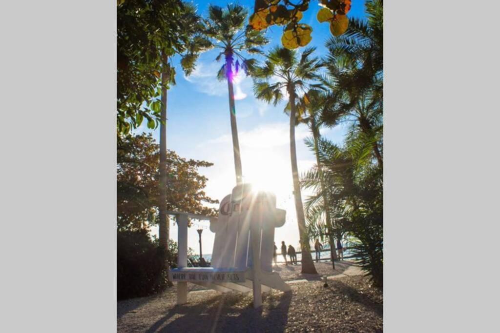Sea Breeze, Studio 510, Beach Steps Away!+Pool+Wifi ラスキン エクステリア 写真