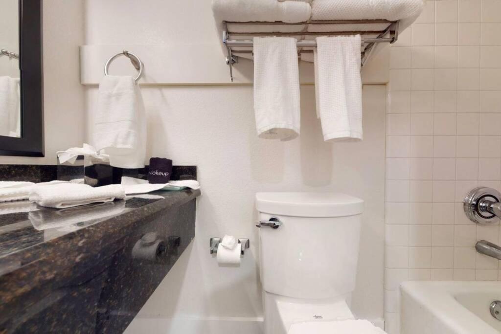 Sea Breeze, Studio 510, Beach Steps Away!+Pool+Wifi ラスキン エクステリア 写真